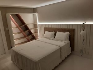 quarto com cama de casal e prateleira
