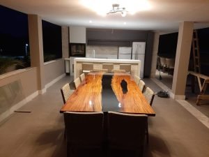 Sala com mesa grande